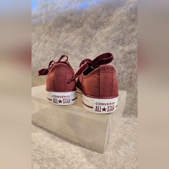 "Chucks" Chuck Taylor, Converse Limited Edition Raspberry Sueded Size 5 - Picture 4 of 8